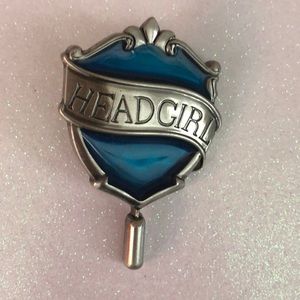 Raven claw pin